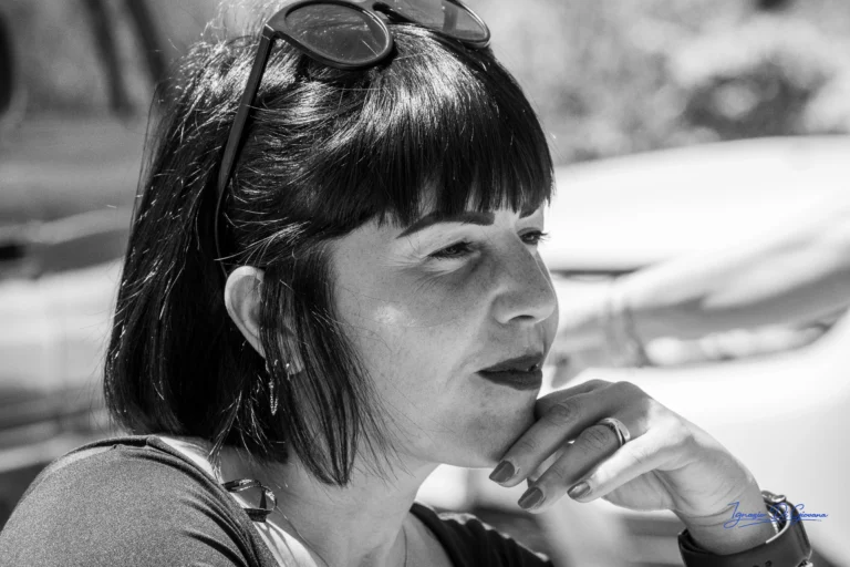 Ritratto in bianco e nero di donna riflessiva