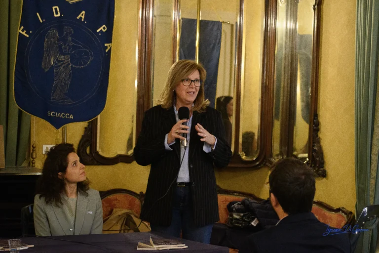 Intervento al microfono durante la presentazione di Prigioniero di Mister Park a Sciacca