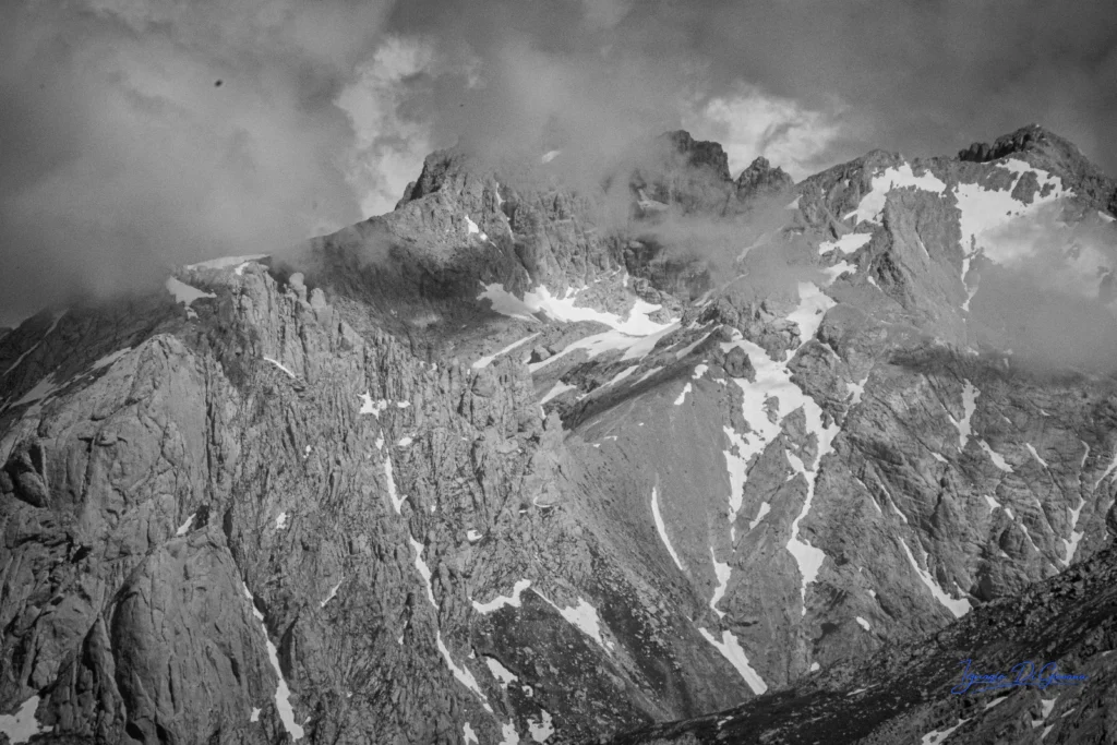 Montagna rocciosa con neve e nuvole