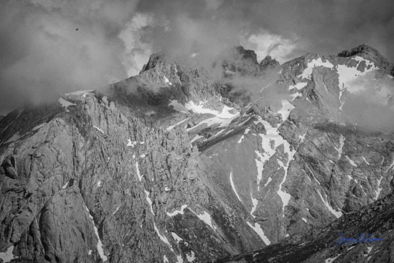 Montagna rocciosa con neve e nuvole