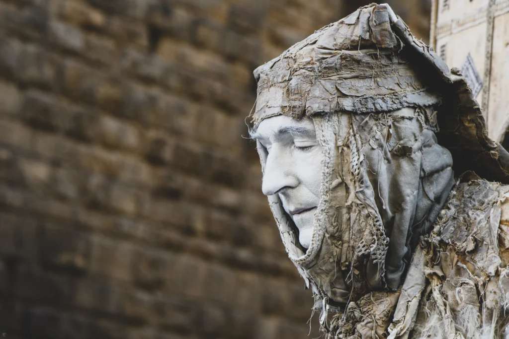 Profilo di figura avvolta in tessuti usurati