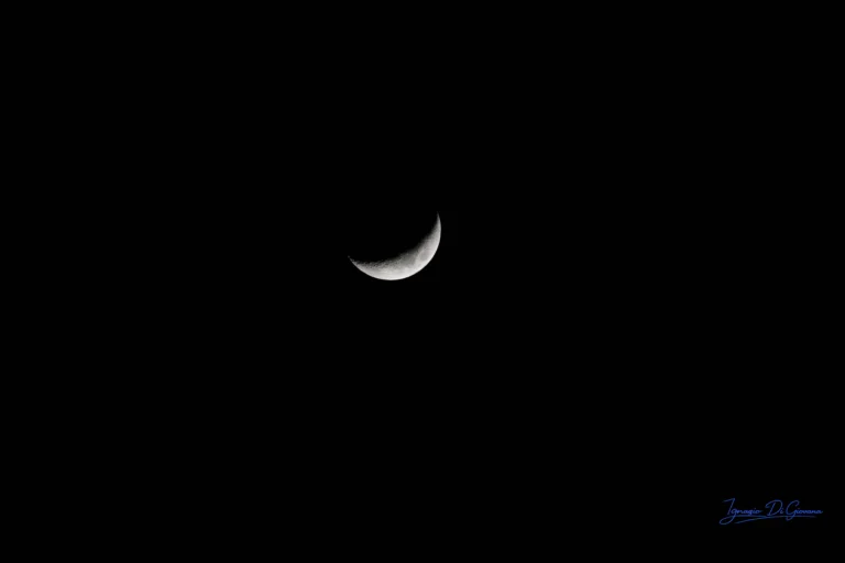 Luna crescente nitida nel cielo notturno