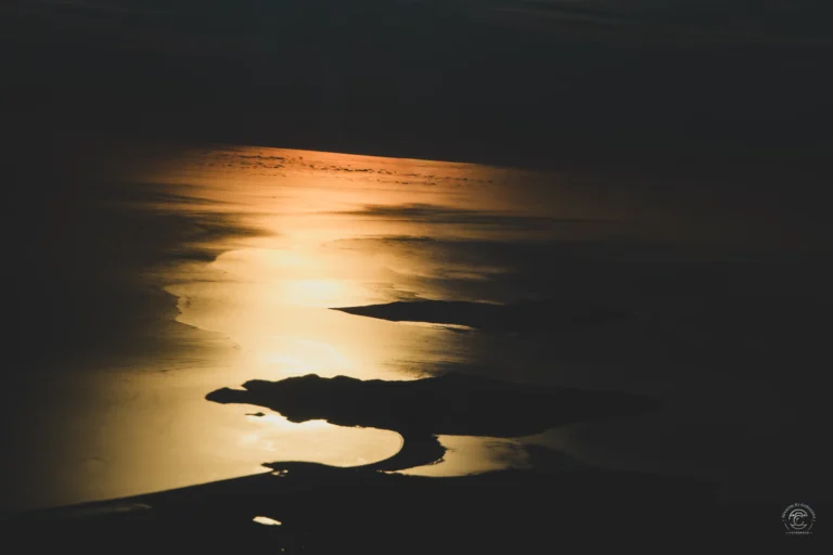 Brillante riflesso sull’acqua al tramonto