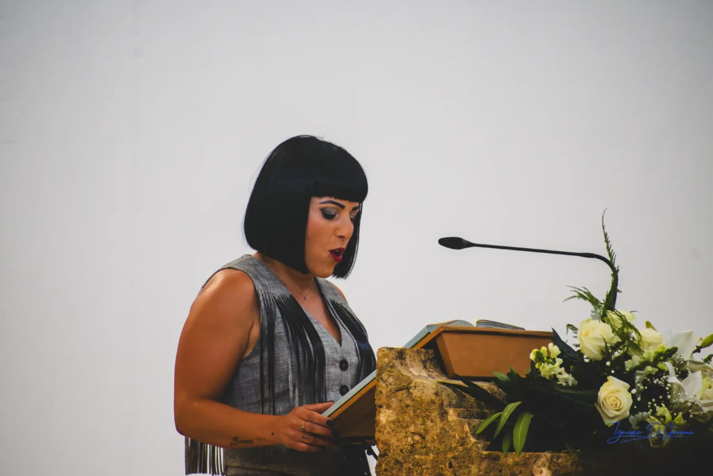 Donna che legge da leggìo fiorito
