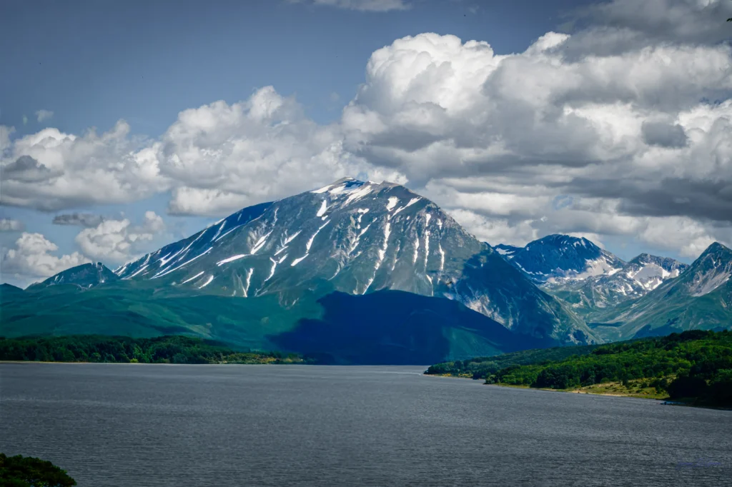 Montagna con neve e lago