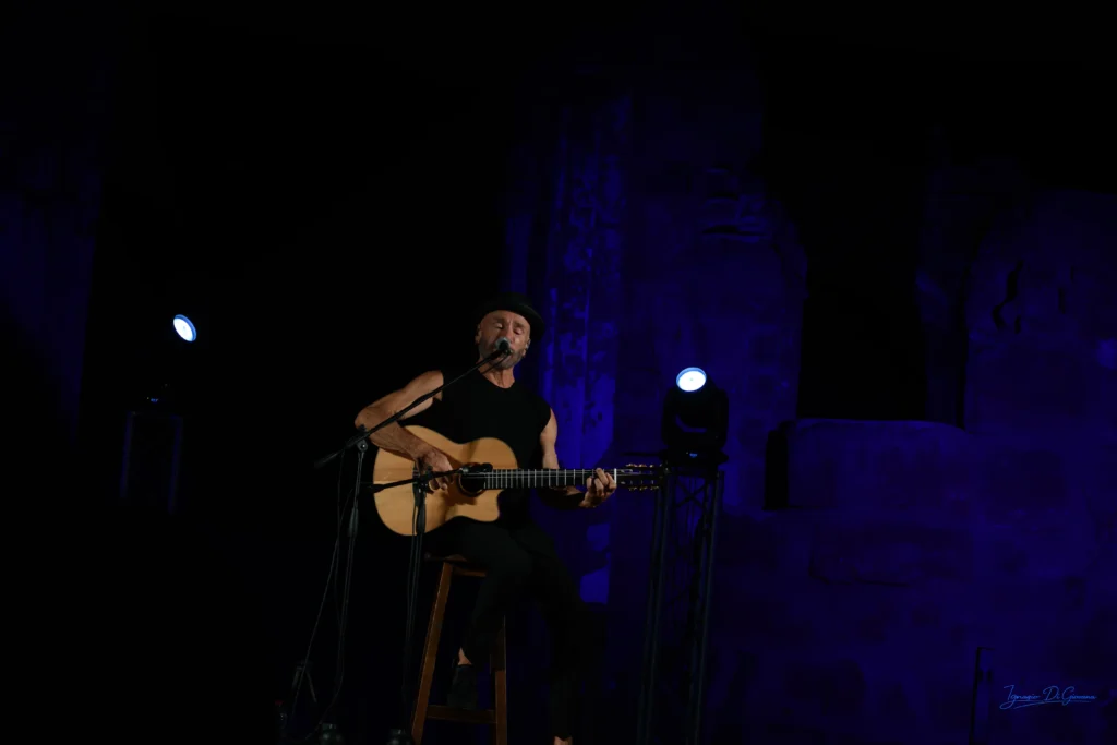 Concerto acustico in scena notturna