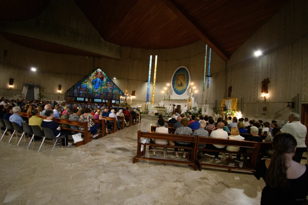 Affollata cerimonia religiosa in chiesa