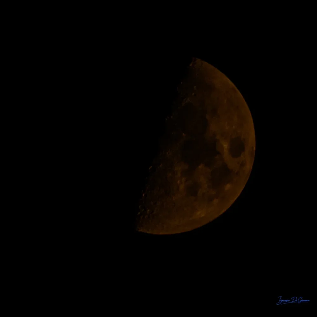 Luna crescente al chiaro di notte